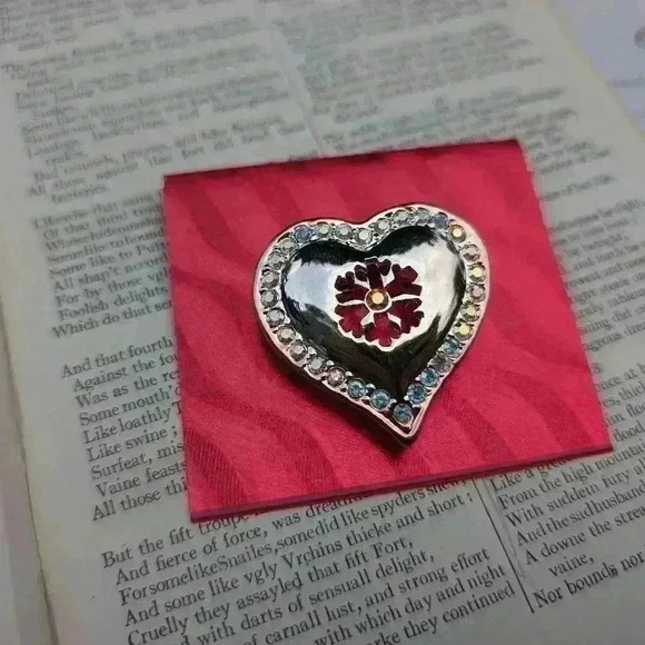Heart brooch  with snowflake design - Picture 2 of 7